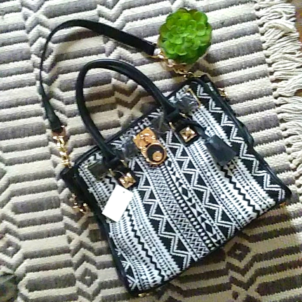 NWT Beautiful blk/creme printed large handbag